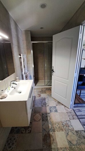 Shower, eco-friendly toiletries, hair dryer, towels