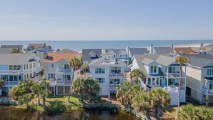 A coastal residential area with houses featuring balconies and waterfront views. - Renovated, Golf cart included, pet friendly, club cards available - 326 Ocean Point (Fripp Island)