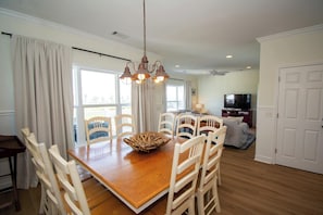 Dining - Renovated, Golf cart included, pet friendly, club cards available - 326 Ocean Point (Fripp Island)