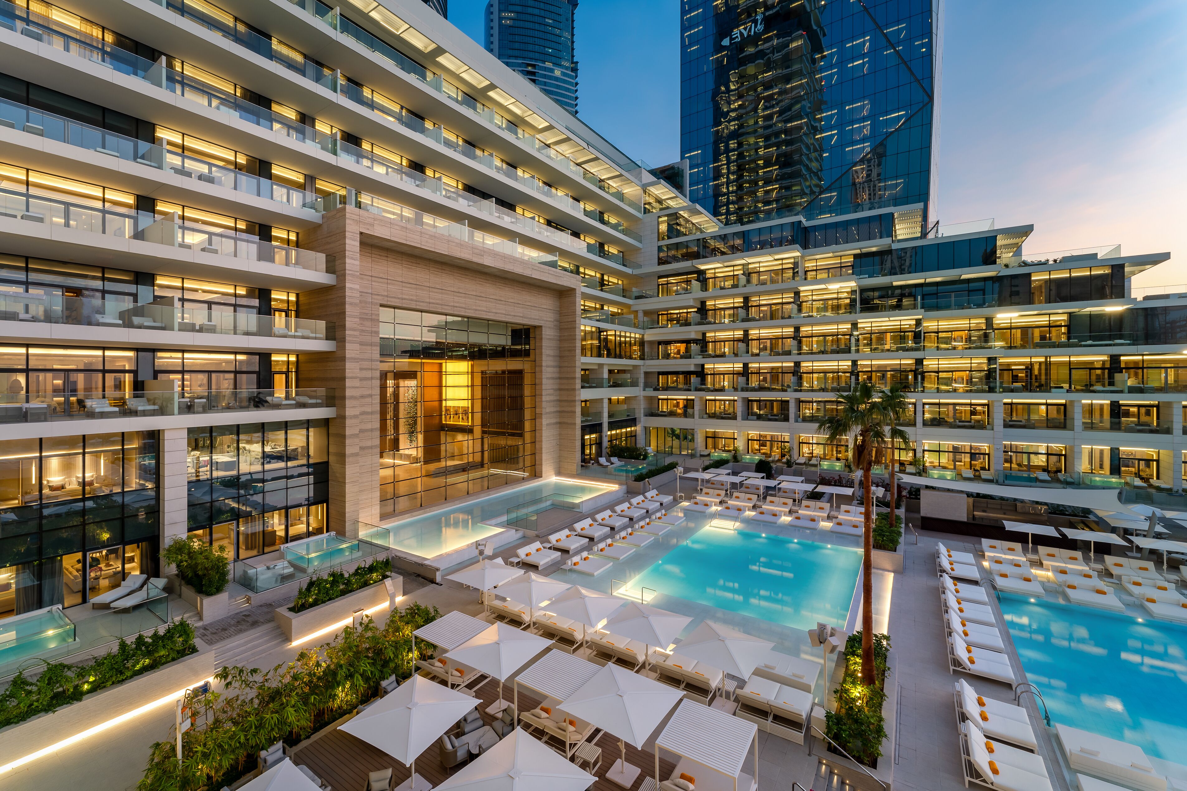 من حمّامات السباحة المغطاة، حمّام سباحة خارجي، كبائن (بتكلفة إضافية)