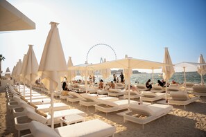 Private beach, beach cabanas, sun-loungers, beach umbrellas -  FIVE LUXE (Dubai)