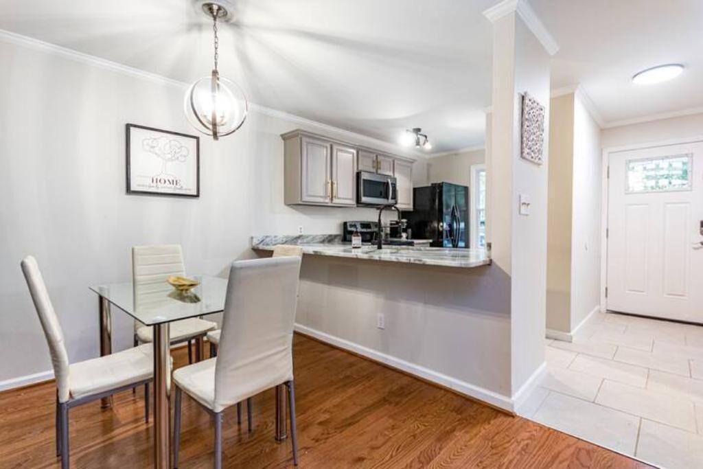 Modern 2 en suite townhome near DT Raleigh