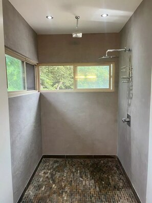 Dusche, Haartrockner, Handtücher, Seife