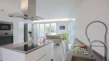 Kylskåp, mikrovågsugn, ugn och spishäll