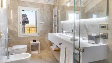 Dusche, Haartrockner, Bidet, HandtĂŒcher