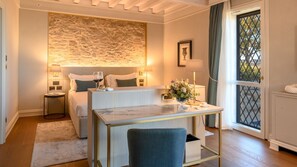 5 bedrooms, iron/ironing board, free WiFi, bed sheets