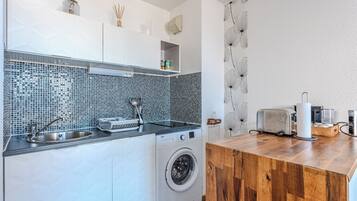 Réfrigérateur, micro-ondes, four, plaque de cuisson