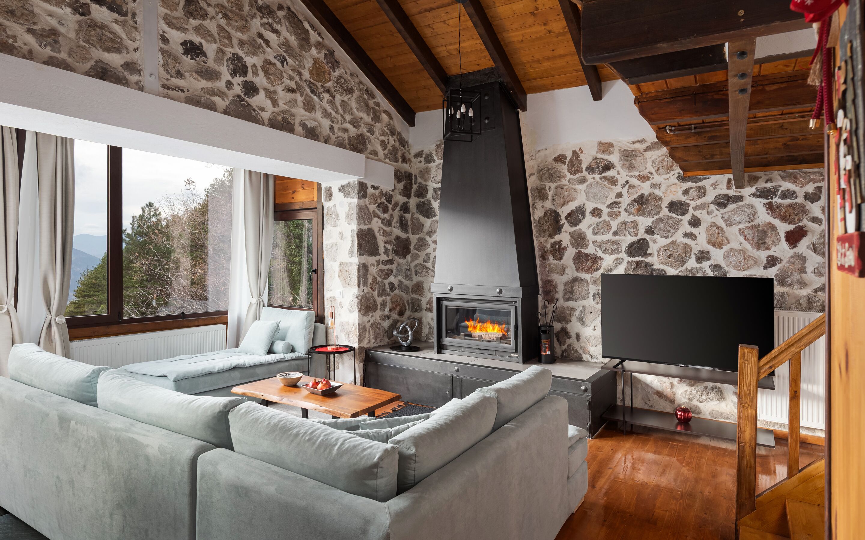 Luxury-Chalet, Nichtraucher, Bergblick | Wohnbereich | 43-Zoll-Smart-TV mit Kabelempfang, Kamin, Netflix