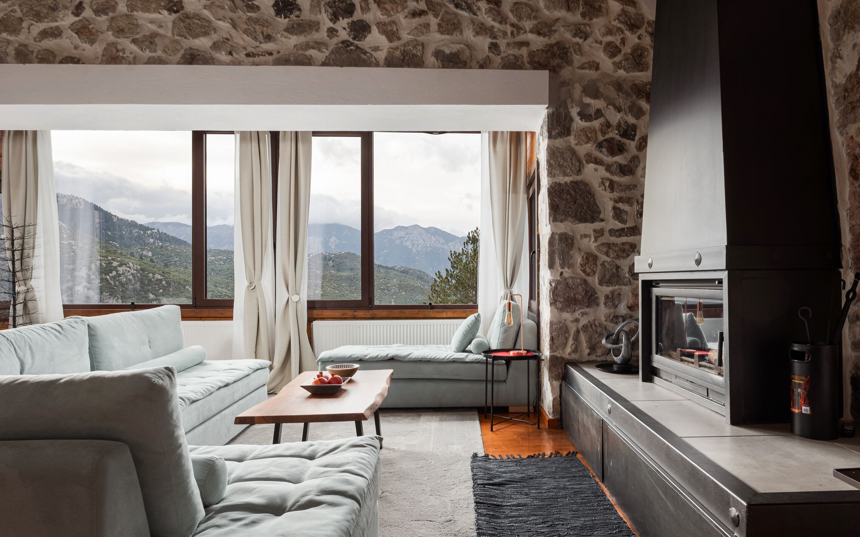 Luxury-Chalet, Nichtraucher, Bergblick | Wohnbereich | 43-Zoll-Smart-TV mit Kabelempfang, Kamin, Netflix