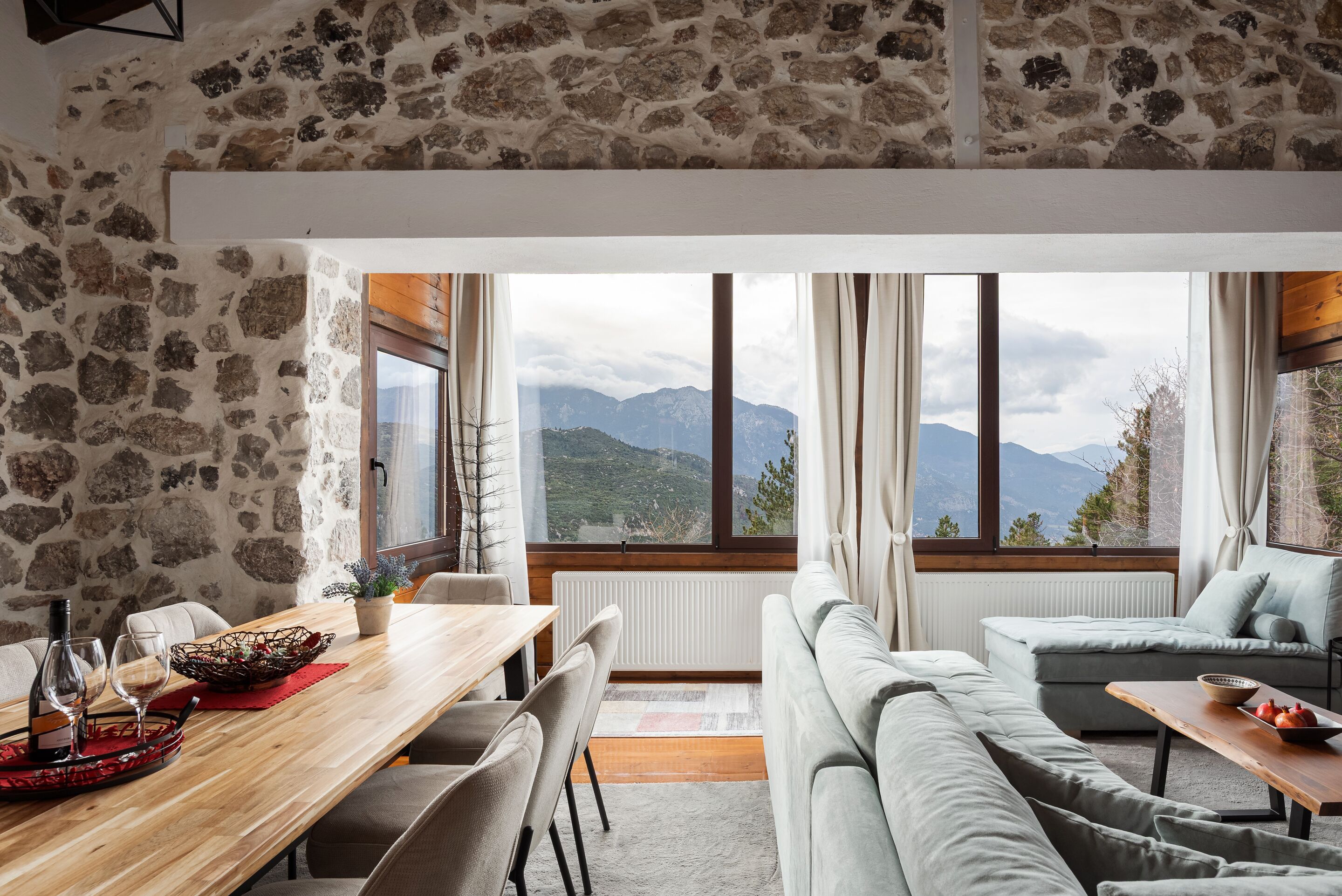 Luxury-Chalet, Nichtraucher, Bergblick | Wohnbereich | 43-Zoll-Smart-TV mit Kabelempfang, Kamin, Netflix