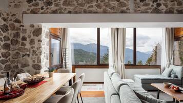 Luxury-Chalet, Nichtraucher, Bergblick | Wohnbereich | 43-Zoll-Smart-TV mit Kabelempfang, Kamin, Netflix