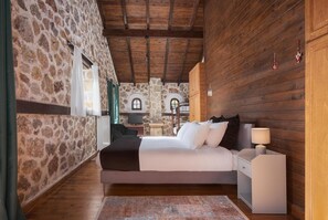 5 bedrooms, Egyptian cotton sheets, premium bedding, memory-foam beds