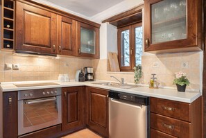 Full-sized fridge, microwave, oven, stovetop