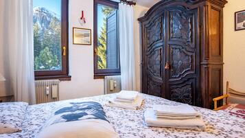 1 bedroom, bed sheets