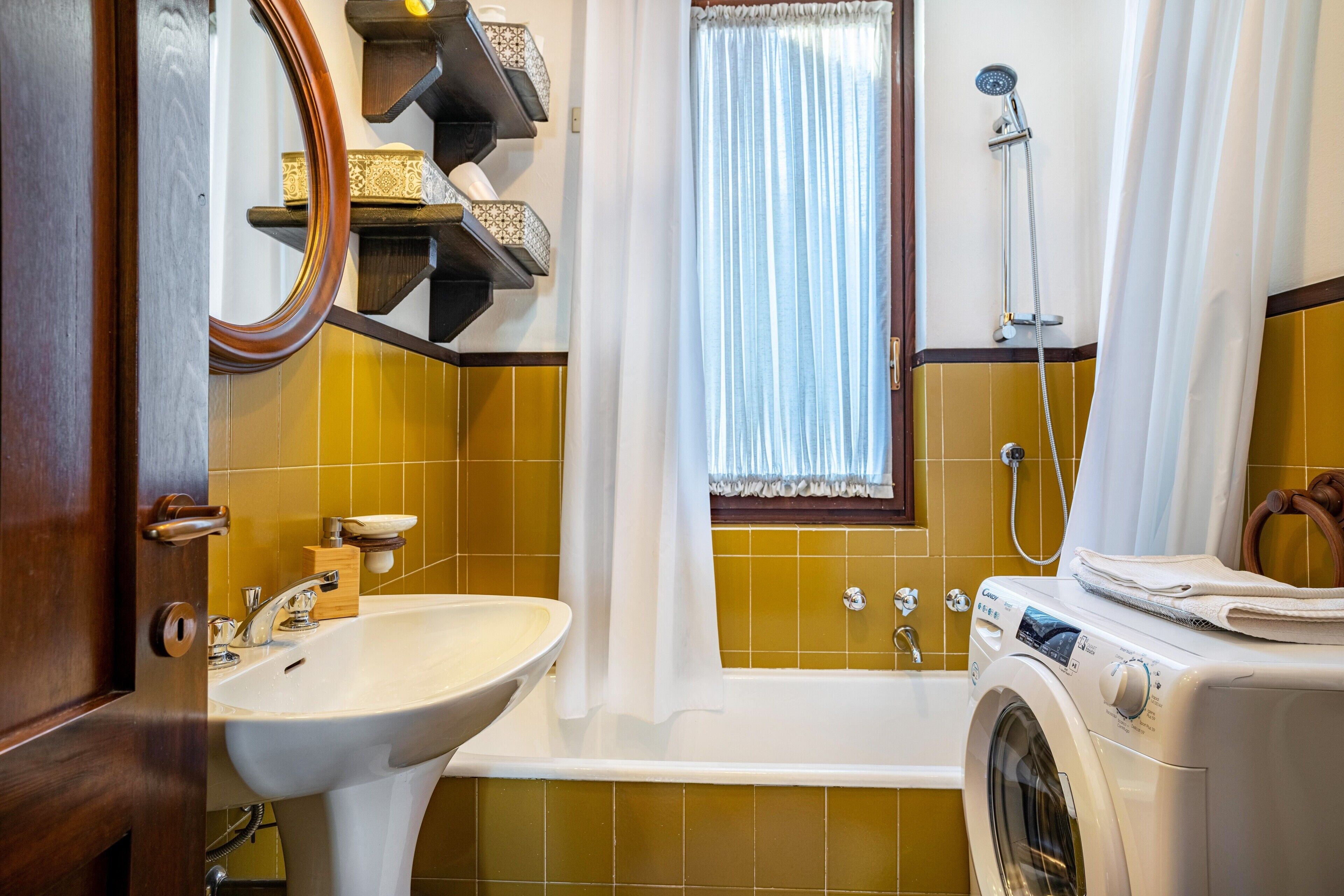 Douche, sèche-cheveux, serviettes fournies