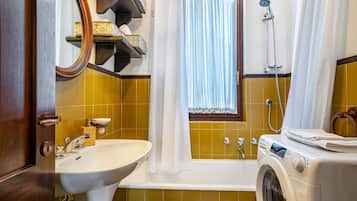 Douche, sĂšche-cheveux, serviettes fournies