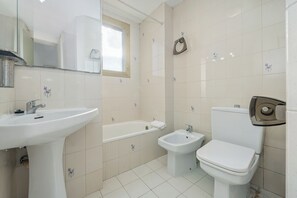 Een douche, een haardroger, handdoeken