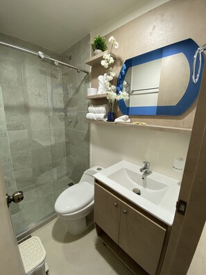 Habitación Premium, 1 habitación | Baño | Artículos de higiene personal gratuitos y secador de pelo