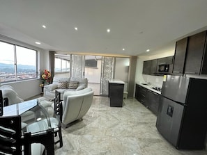 Suite majestueuse, 2 chambres, accessible aux personnes à mobilité réduite, cuisine | Aire de séjour | Téléviseur