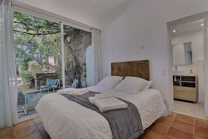 Apartamento empresarial | Roupas de cama premium, cortinas blackout, ferros/tábuas de passar roupa