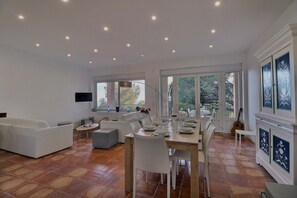 Apartamento luxo | Área de estar | TV de tela plana