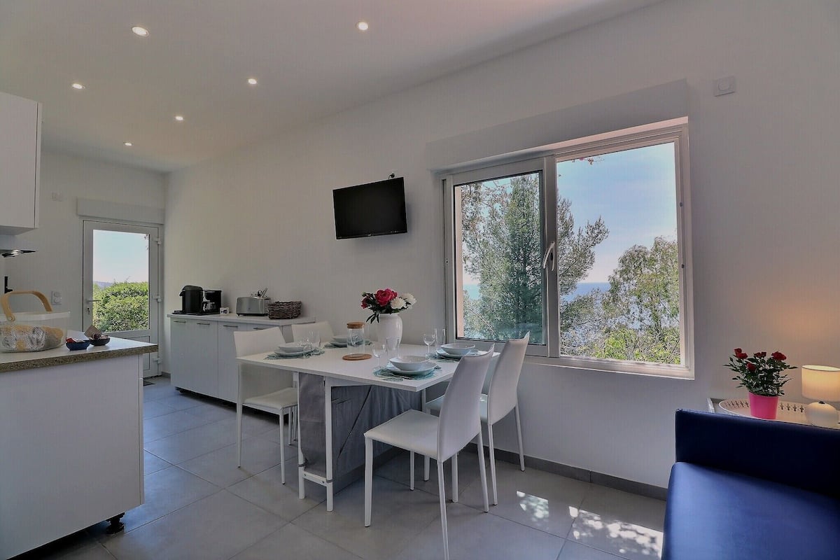 Comfort Apartment | Living area | Flat-screen TV