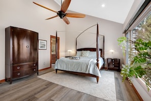 3 bedrooms, desk, iron/ironing board, free WiFi - Lakefront Luxury -June Special - Private Beach & dock near Sandpoint -Sleeps 9 (Sagle)