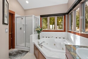 Hair dryer, towels, soap, shampoo - Lakefront Luxury -June Special - Private Beach & dock near Sandpoint -Sleeps 9 (Sagle)