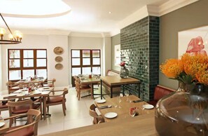 Studio | Dining - Best Luxurious Studio in City, No Loadshedding (Cape Town)