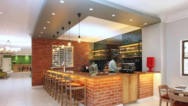 Studio | Dining - Best Luxurious Studio in City, No Loadshedding (Cape Town)