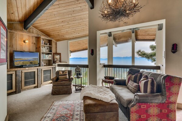 TV, fireplace - Fairest Picture - Lakeview - TLUXP (Tahoe City)