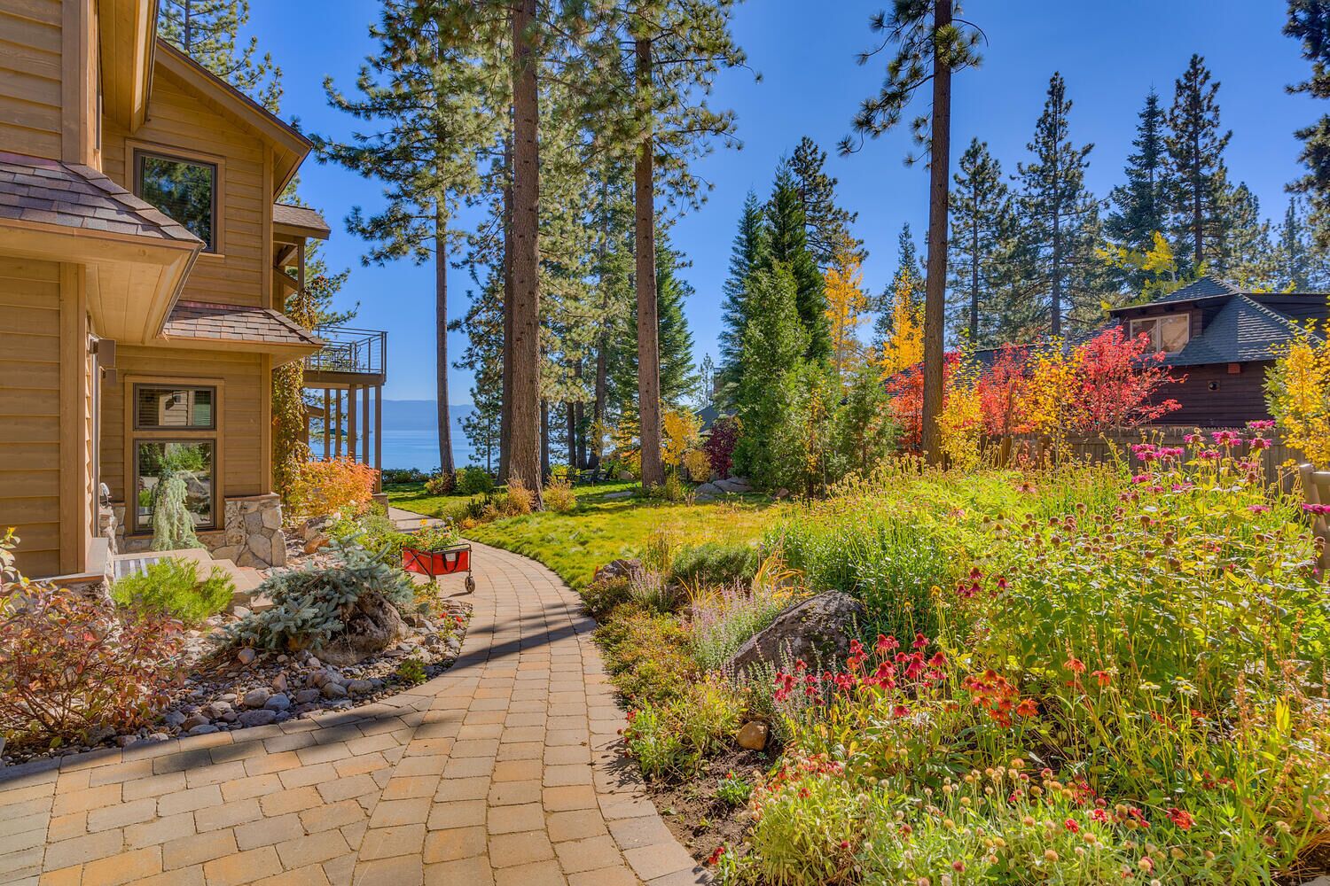 Spectacular 6 bedroom lakefront with sandy beach - 31 nights only