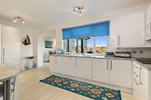 Kühlschrank, Mikrowelle, Ofen, Geschirrspüler