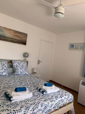 3 slaapkamers, een strijkplank/strijkijzer, reisbedje, gratis wifi