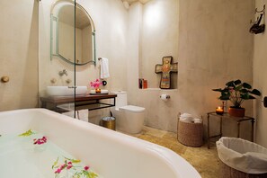 Een douche, een haardroger, handdoeken, zeep