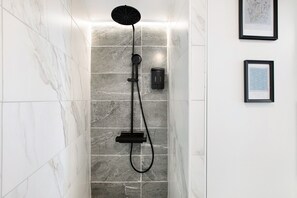 Shower, hair dryer, towels - Vacation Home "El Chiringuito" with Sea View, Balcony & Wi-Fi (Candelaria)