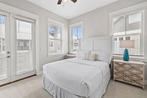 2 bedrooms, desk, iron/ironing board, free WiFi - Quick Beach Access - 2 Pools ~ Golf Cart ~ Bikes (Inlet Beach)