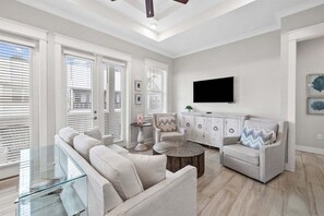 Smart TV, offices - Quick Beach Access - 2 Pools ~ Golf Cart ~ Bikes (Inlet Beach)