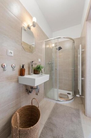 Serviettes fournies, papier toilette