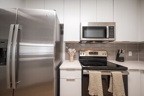 Réfrigérateur, micro-ondes, four, plaque de cuisson