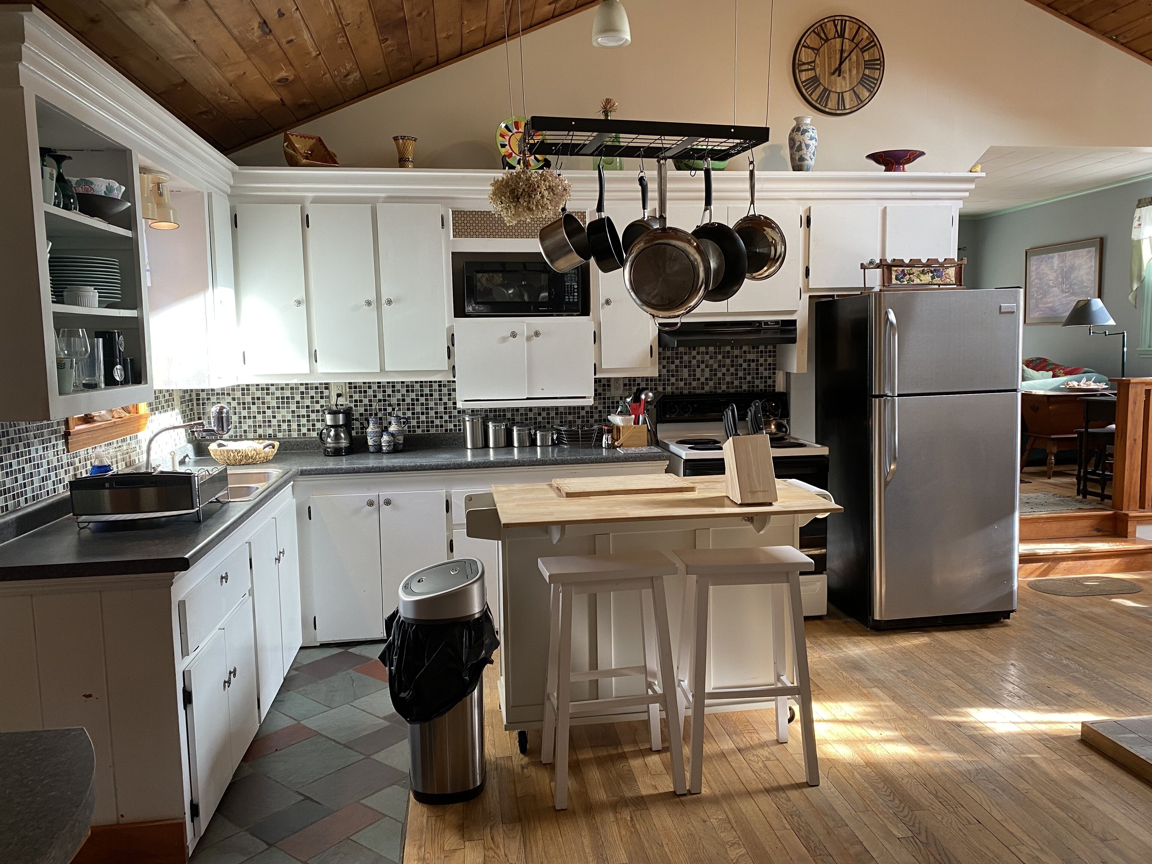Cozy retreat in the Woods!  10 minutes to Belfast.  1 hour to Acadia.  Pets OK.