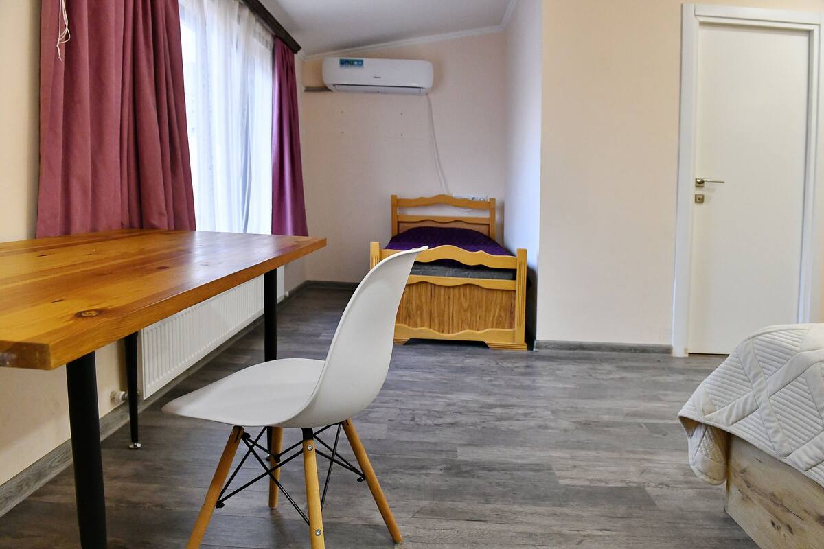 Quarto standard, 2 camas de solteiro, para não fumantes, vista para a cidade | Escrivaninha, espaço de trabalho para notebook, cortinas blackout