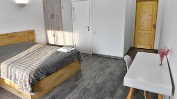 Deluxe Room, 1 Queen Bed, Non Smoking, Mountain View | Individually decorated, individually furnished, desk, laptop workspace