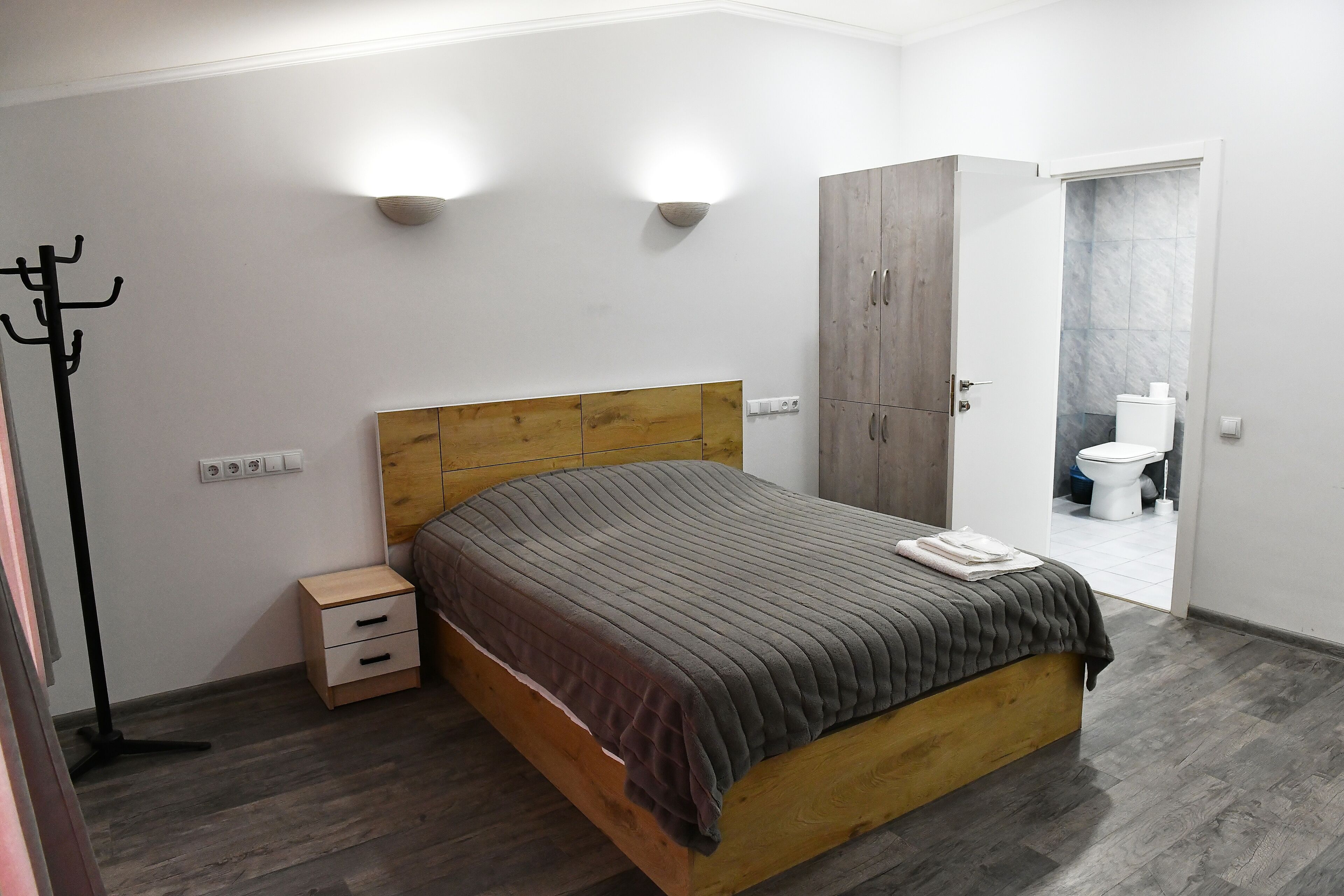 Työpöytä, pimennysverhot, ilmainen Wi-Fi, vuodevaatteet