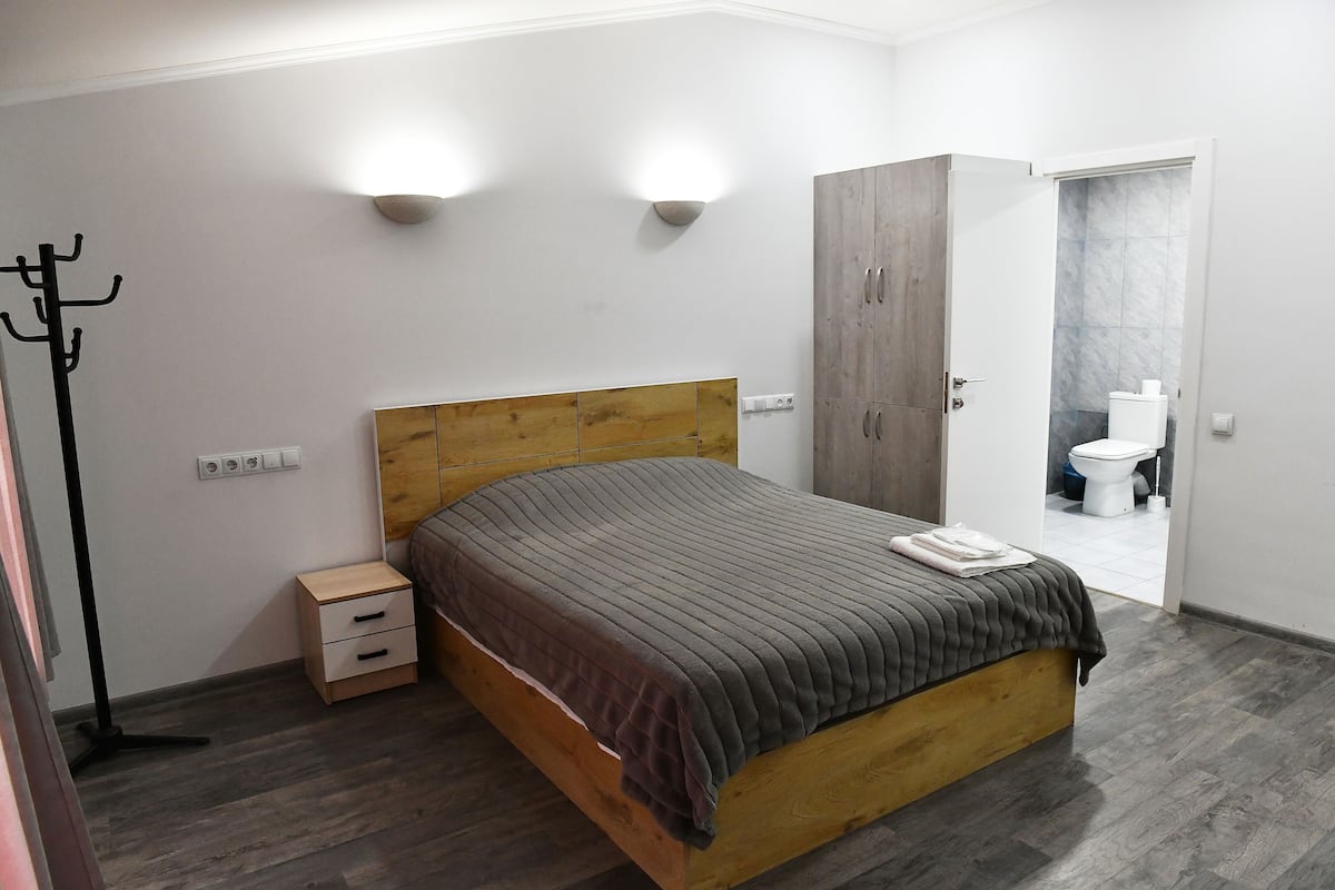 Una scrivania, tende oscuranti, Wi-Fi gratuito, lenzuola