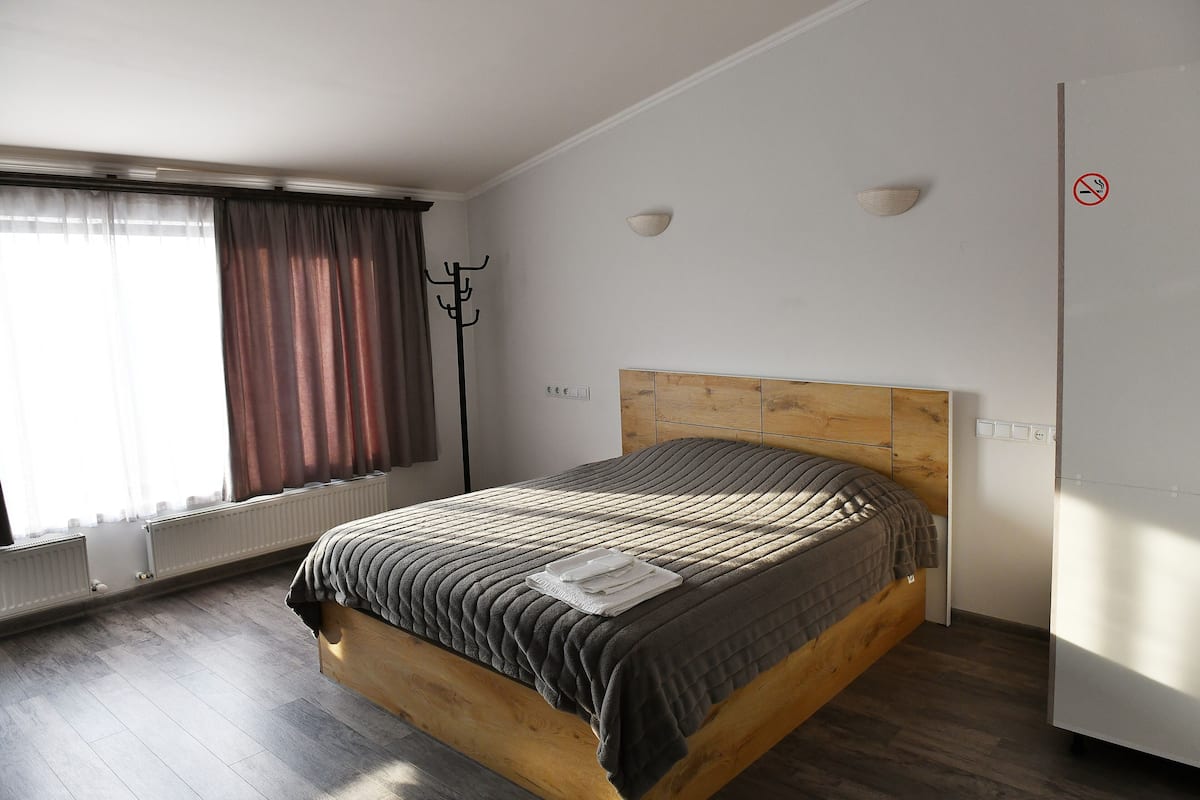Camera Deluxe, 1 letto queen, non fumatori, vista montagna | Una scrivania, tende oscuranti, Wi-Fi gratuito, lenzuola