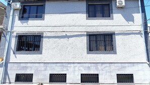Un edificio a più piani con inferriate e condizionatori.