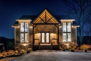 Exterior - Smoky Mountain Hideaway–Hot Tub & Fire Pit Nights (Sevierville)