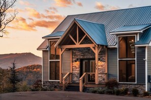 Exterior - Smoky Mountain Hideaway–Hot Tub & Fire Pit Nights (Sevierville)