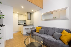 TV - GuestReady - King House 4 (Porto)